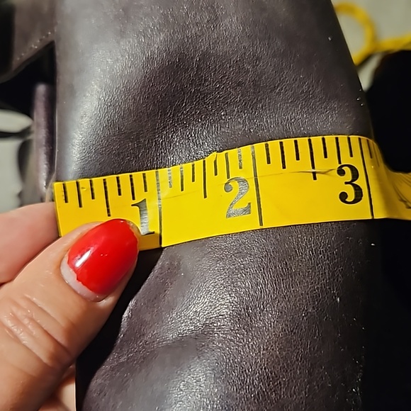 Danier Leather Unisex Crossbody - Picture 14 of 14